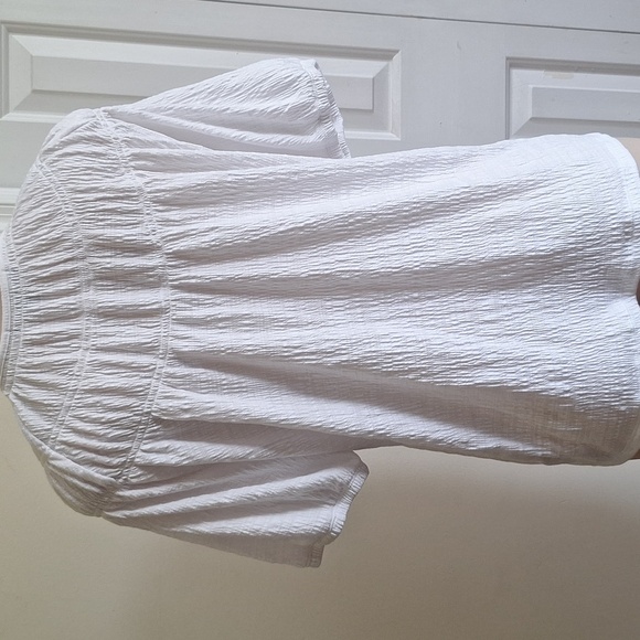 3/$20 Banana Republic Textured White Blouse Size M - Picture 4 of 8